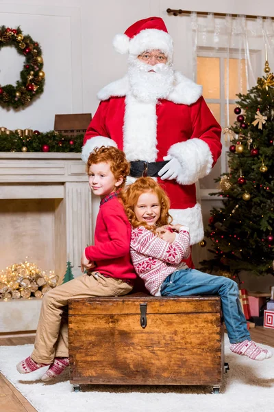 Santa claus and little siblings — Stock Photo