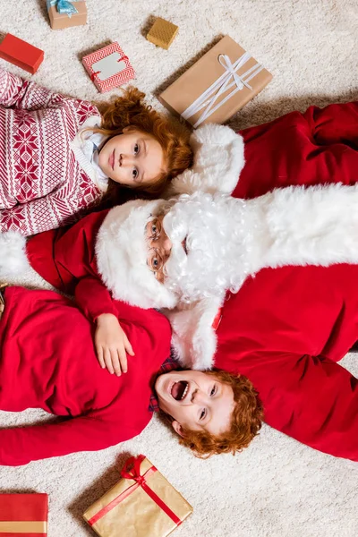 Санта-Клаус и маленькие дети — стоковое фото