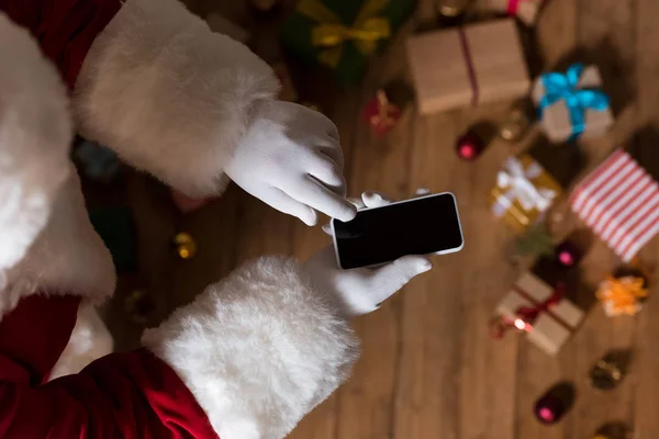 Santa Claus con smartphone - foto de stock