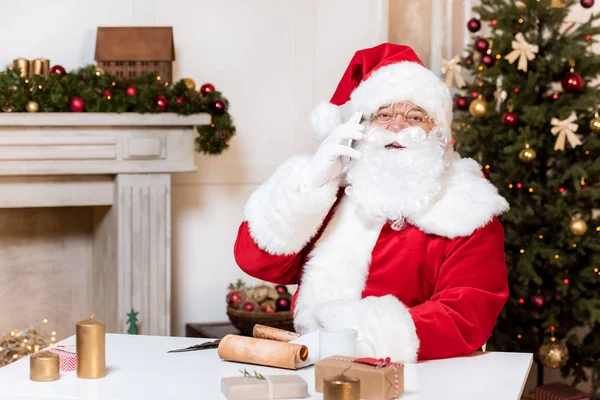 Santa claus parler sur smartphone — Photo de stock