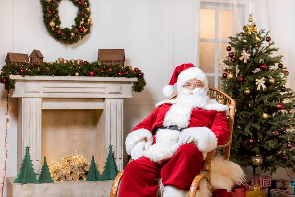 Санта Клаус в кріслі для прокату — стокове фото