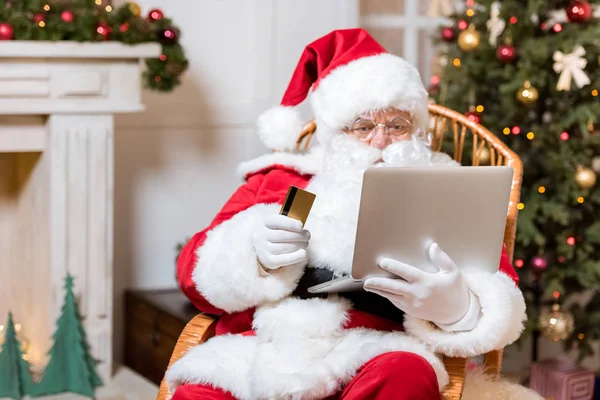 Санта-Клаус покупки онлайн — стоковое фото