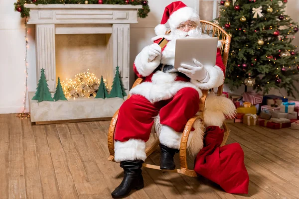 Santa claus shopping online — Stock Photo