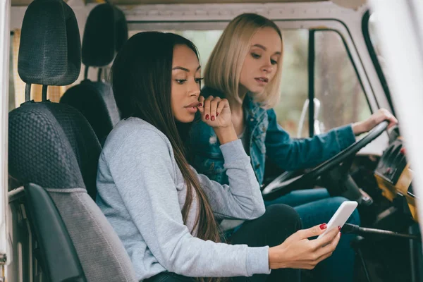 Chicas multiétnicas conduciendo minivan - foto de stock