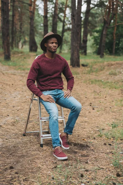 Стильний афро чоловік в капелюсі — стокове фото