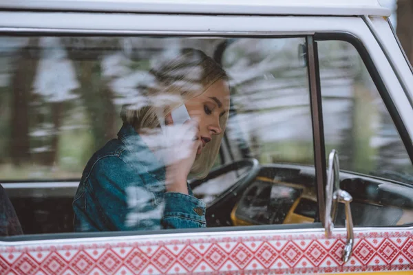 Chica usando smartphone en minivan - foto de stock