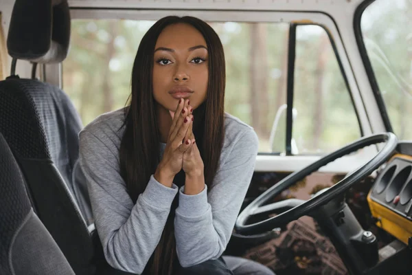 Chica afroamericana en minivan - foto de stock