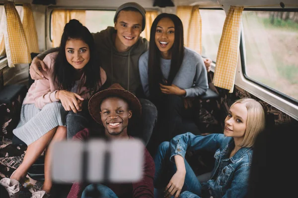 Amici multietnici prendendo selfie — Foto stock