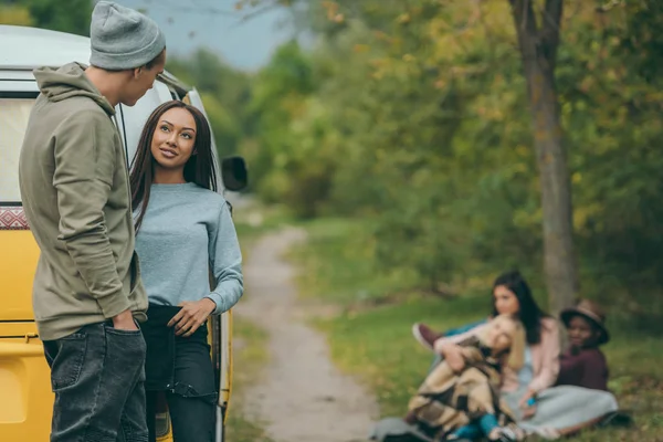 Casal interracial perto de minivan — Fotografia de Stock