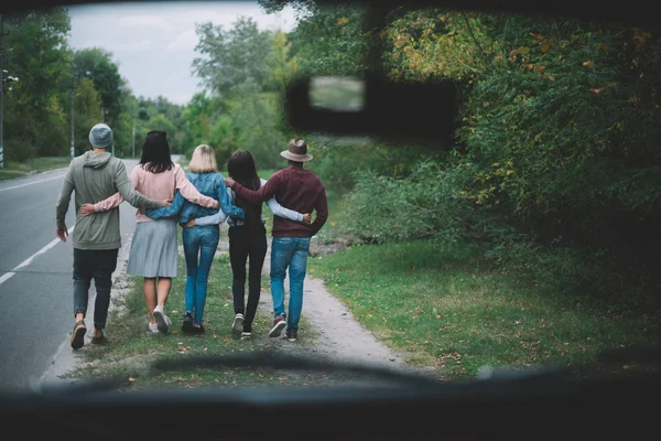 Amici che camminano insieme — Foto stock