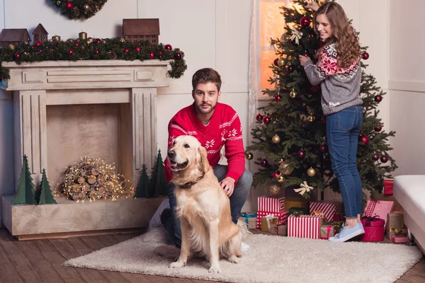 Pareja con perro en navidad - foto de stock