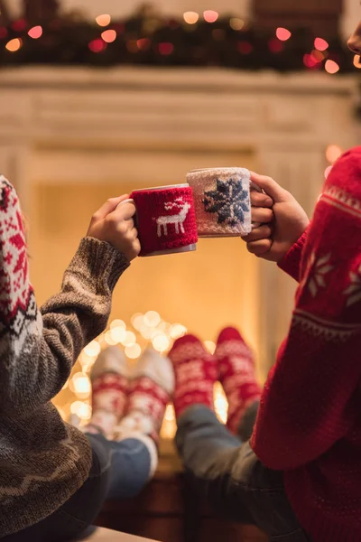 Paar mit Tassen zur Weihnachtszeit — Stockfoto