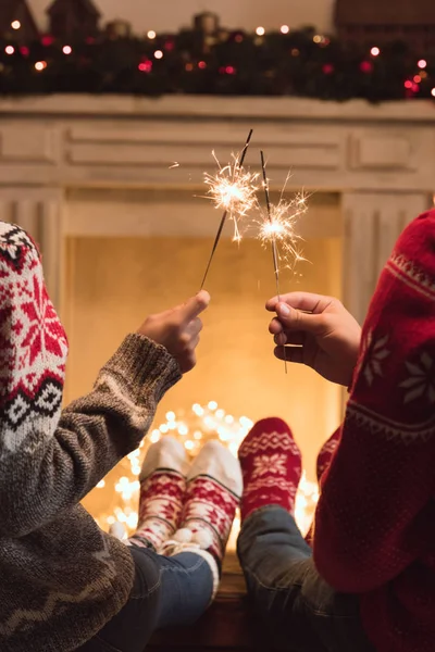 Casal segurando sparklers — Fotografia de Stock