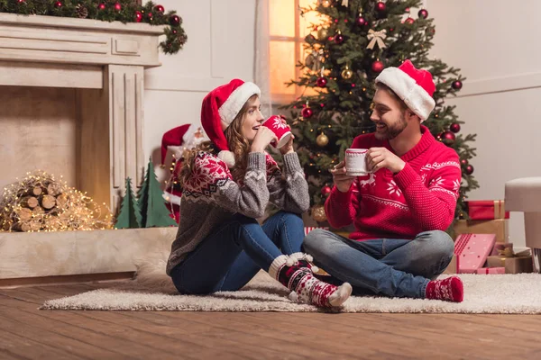 Paar mit Tassen zur Weihnachtszeit — Stockfoto