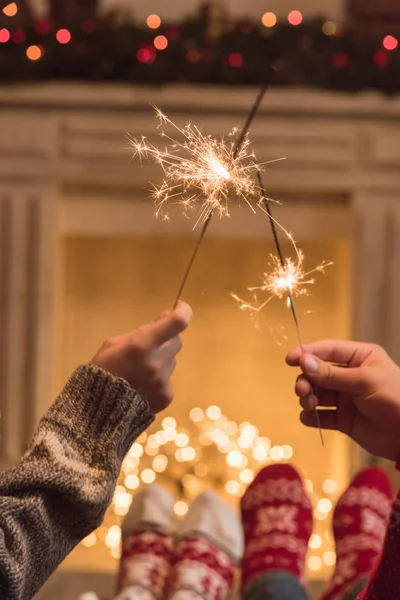 Casal segurando sparklers — Fotografia de Stock