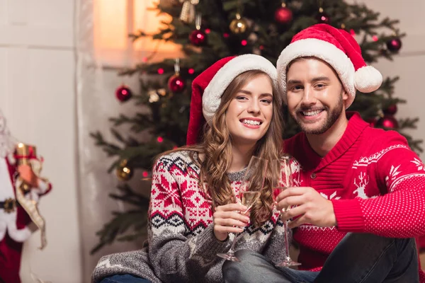 Pareja bebiendo champán - foto de stock