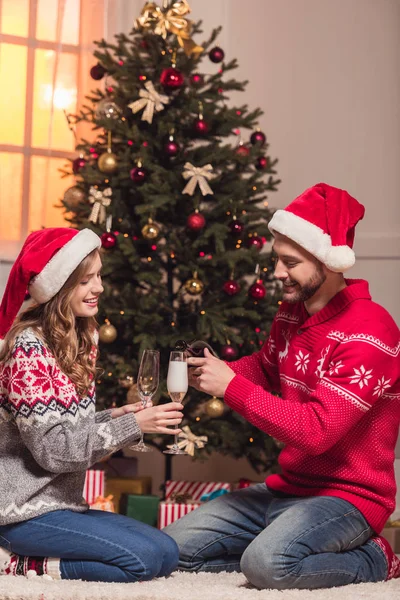 Couple drinking champagne — Stock Photo