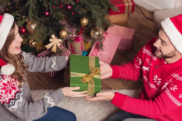 Casal com presente de Natal — Fotografia de Stock