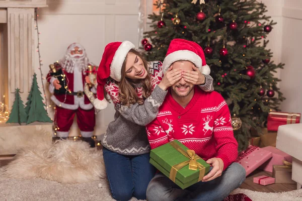 Couple with christmas present — Stock Photo