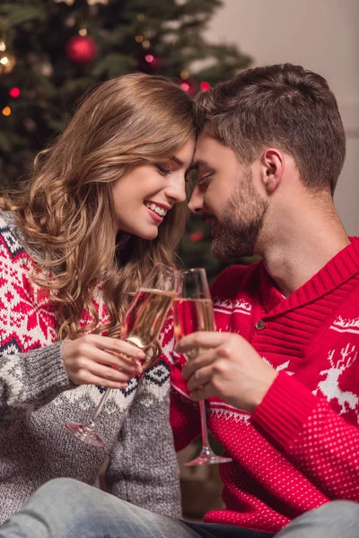 Pareja bebiendo champán en Navidad - foto de stock