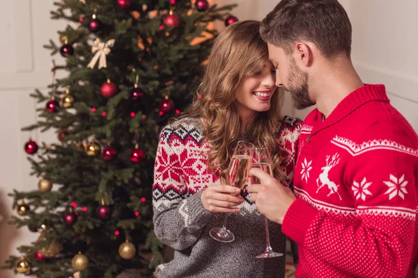 Paar trinkt Champagner zu Weihnachten — Stockfoto