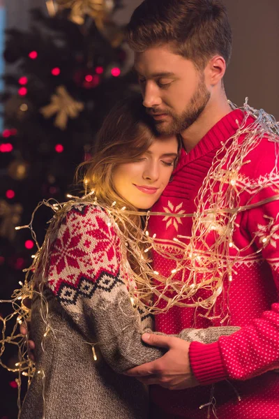 Jeune couple avec guirlandes — Photo de stock