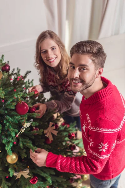 Couple décoration arbre de Noël — Photo de stock