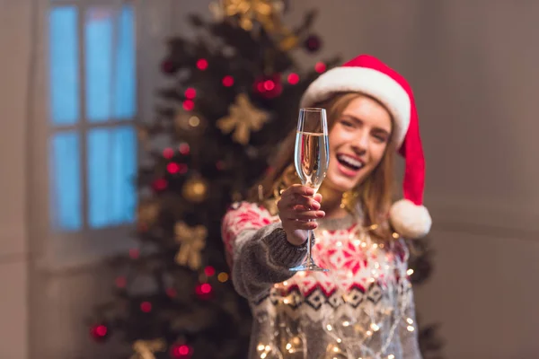 Chica en santa hat beber champán - foto de stock