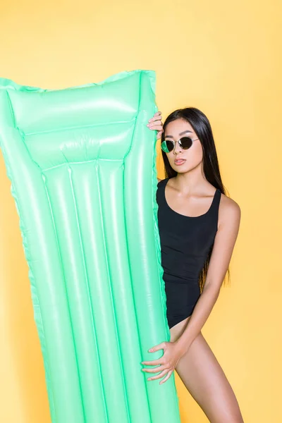 Frau im Badeanzug mit Poolmatratze — Stockfoto