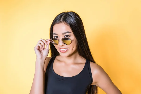 Mujer asiática en gafas de sol - foto de stock
