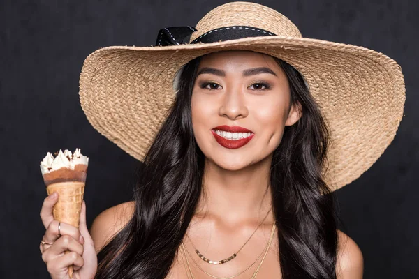 Woman in beach hat holding ice-cream — Stock Photo