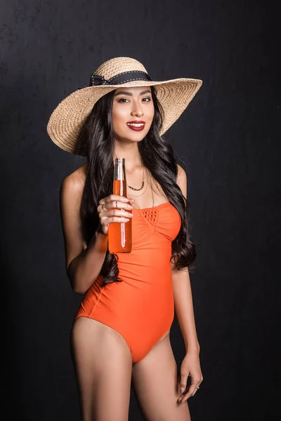 Frau im Badeanzug mit Limonade — Stockfoto