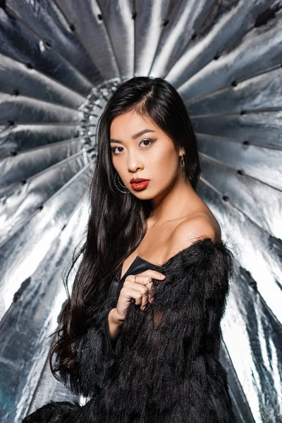 Woman wearing ostrich feathers — Stock Photo