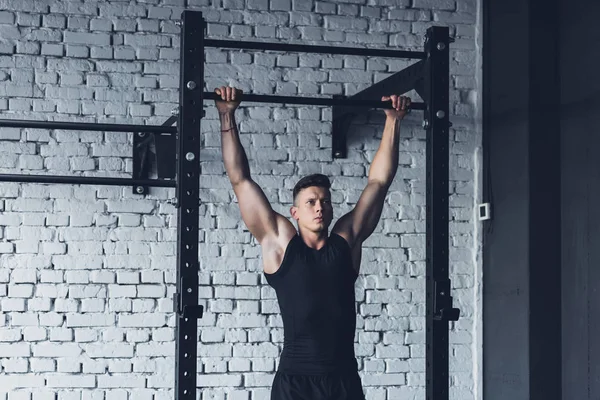 Homem fazendo pull ups — Fotografia de Stock