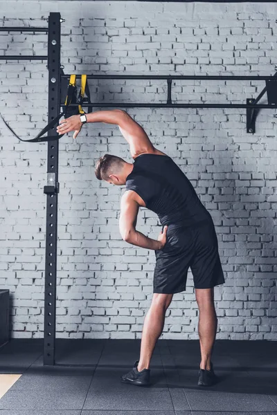 Uomo che si allunga prima dell'allenamento — Foto stock