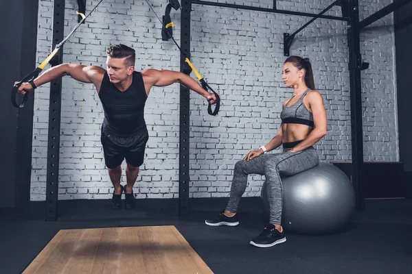 Pareja atlética en el gimnasio - foto de stock