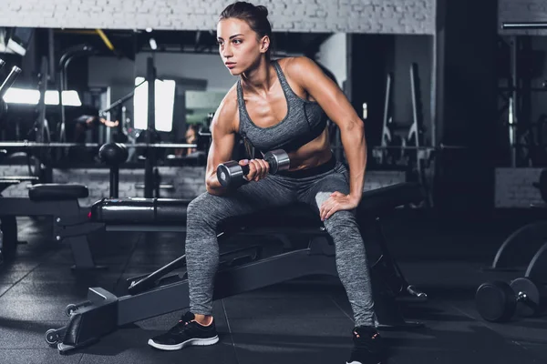 Mujer deportiva haciendo ejercicio con mancuerna - foto de stock