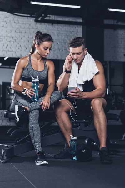 Pareja deportiva con smartphone - foto de stock