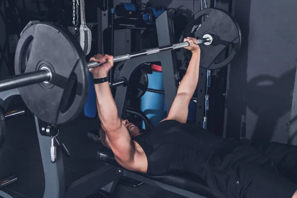 Man lifting barbell — Stock Photo