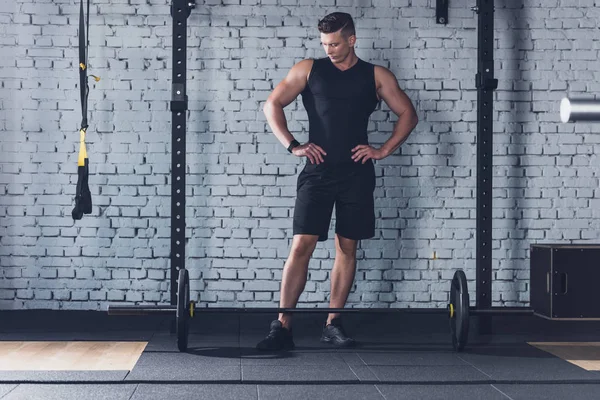 Hombre atlético en el gimnasio - foto de stock