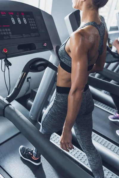 Frau trainiert auf Laufband — Stockfoto