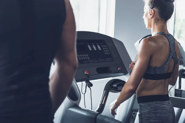 Frau trainiert auf Laufband — Stockfoto