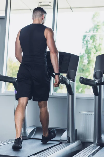 Hombre haciendo ejercicio en la cinta - foto de stock