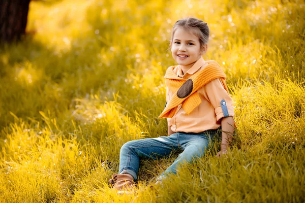 Bambino seduto sull'erba — Foto stock