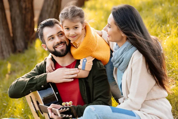 Bambino abbracciare padre nel parco — Foto stock