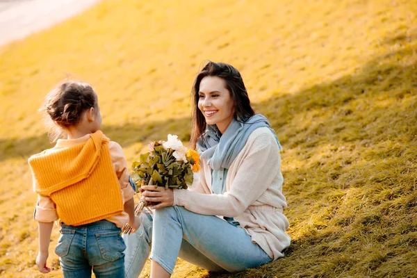 Figlia e madre nel parco — Foto stock