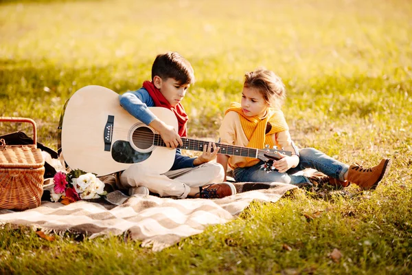 Bambini con chitarra nel parco — Foto stock