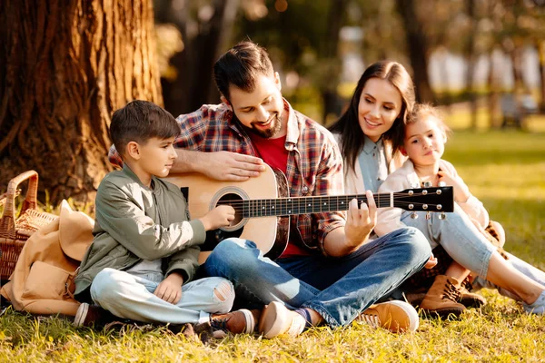 Familie mit Kindern beim Picknick — Stockfoto