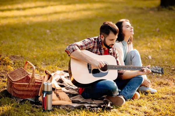 Joven con novia tocando la guitarra - foto de stock