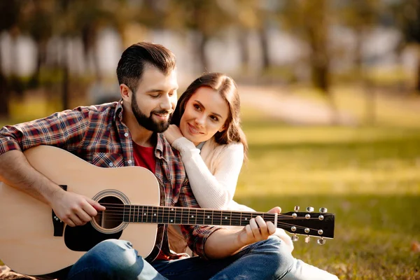 Young couple in park — Stock Photo